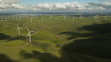 Amplia zona verde con energía eólica 